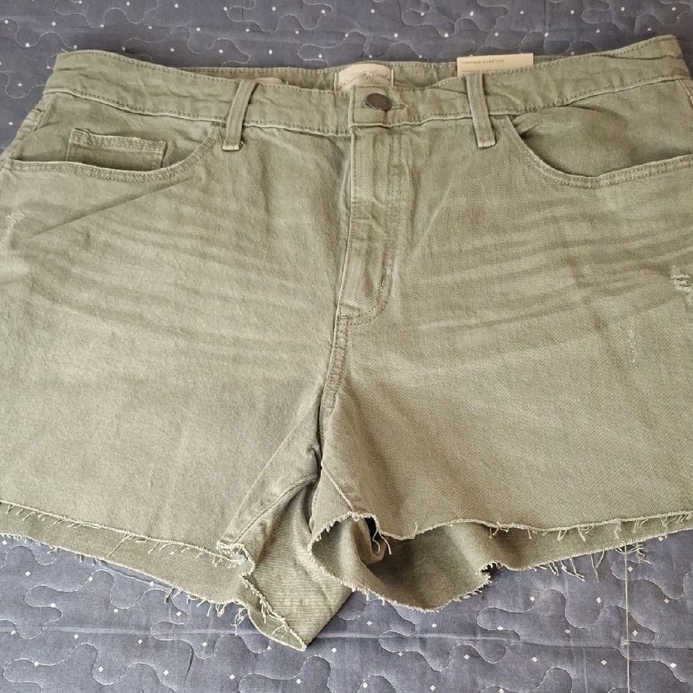 Universal Thread Olive Green Women's Vintage Midi Denim Shorts size 16W NWT